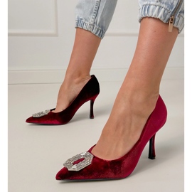 Borgoña con bombas en un alfiler con circones rojo 1 Borgoña con bombas en un alfiler con circones rojo 1