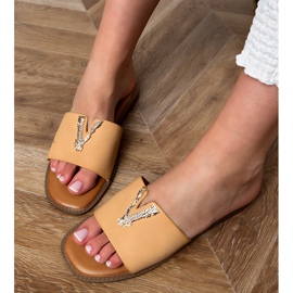 Chanclas beige con una decoración dorada 2