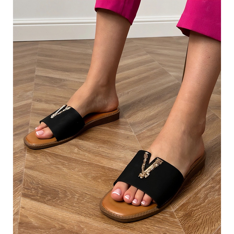 Chanclas negras con una decoración dorada negro 1 Chanclas negras con una decoración dorada negro 1
