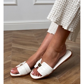 Chanclas de mujeres blancas con un adorno en el cinturón blanco 2