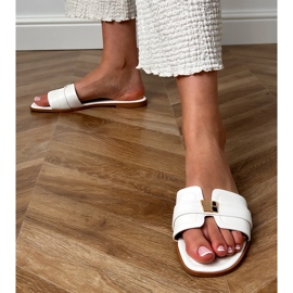Chanclas de mujeres blancas con un adorno en el cinturón blanco 6