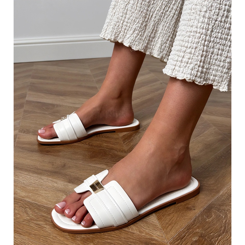 Chanclas de mujeres blancas con un adorno en el cinturón blanco 1