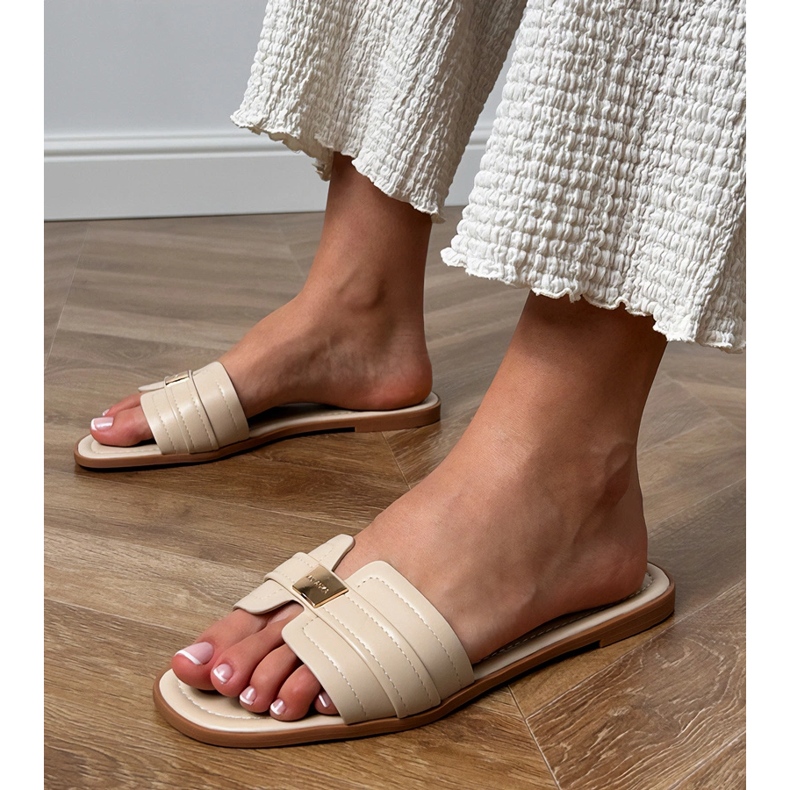 Chanclas beige para mujeres con un adorno en el cinturón 1
