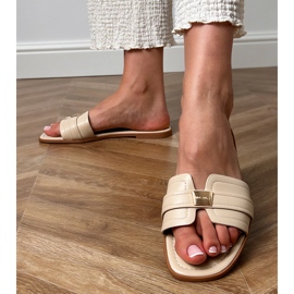 Chanclas beige para mujeres con un adorno en el cinturón 4