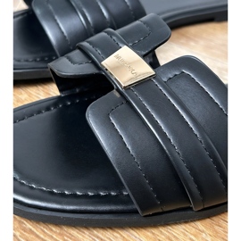 Zapatillas de mujer negra con un adorno en el cinturón negro 3