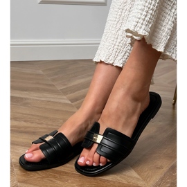 Zapatillas de mujer negra con un adorno en el cinturón negro 4