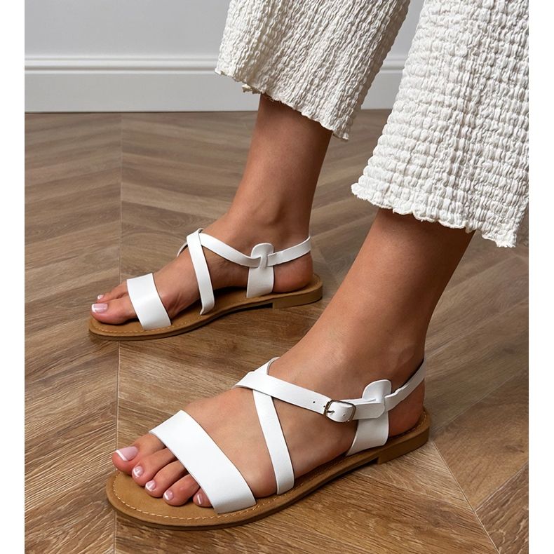 Sandalias planas blancas con cinturón blanco 1