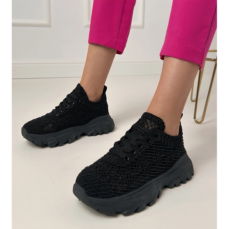 Zapatillas de zapatillas negras abiertas en la plataforma negro 1