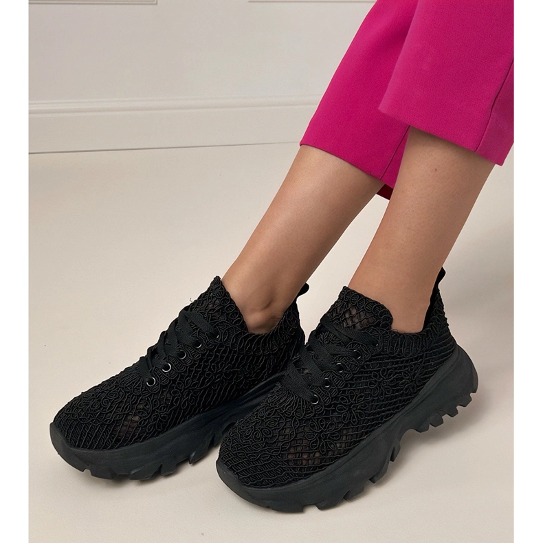 Zapatillas de zapatillas negras abiertas en la plataforma negro 2