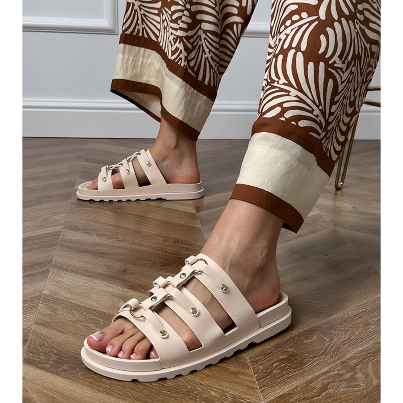 Chanclas romanas beige con tachuelas 1