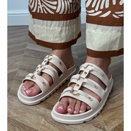 Chanclas romanas beige con tachuelas 4