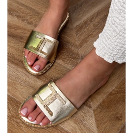 Chanclas doradas con una decoración dorada en el cinturón dorado 2