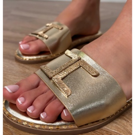 Chanclas doradas con una decoración dorada en el cinturón dorado 4