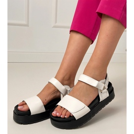 Sandalias blancas hechas de eco -sather en la plataforma blanco 2