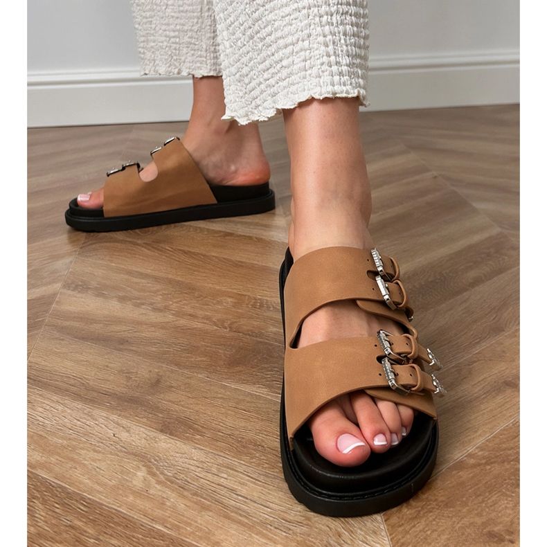 Zapatillas de mujer marrones con hebillas decorativas beige 1 Zapatillas de mujer marrones con hebillas decorativas beige 1