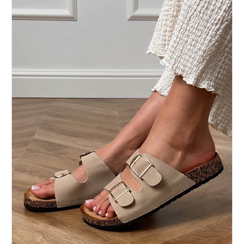 Aletas beige con abrazaderas en una suela de corcho 2