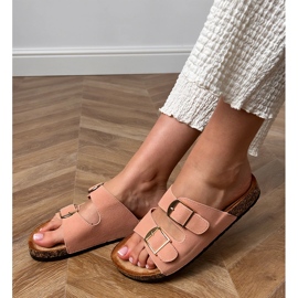 Chanclas rosadas con abrazaderas en una suela de corcho rosado 1