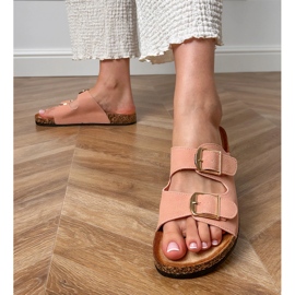 Chanclas rosadas con abrazaderas en una suela de corcho rosado 2
