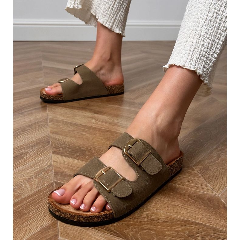 Chanclas verdes con abrazaderas en una suela de corcho 2