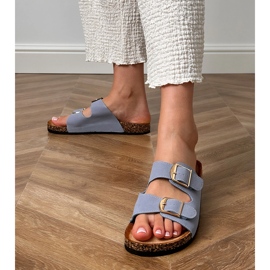 Chanclas azules con abrazaderas en una suela de corcho 1 Chanclas azules con abrazaderas en una suela de corcho 1