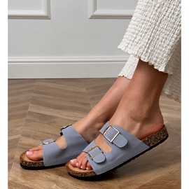 Chanclas azules con abrazaderas en una suela de corcho 2