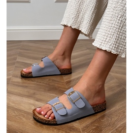 Chanclas azules con abrazaderas en una suela de corcho 3