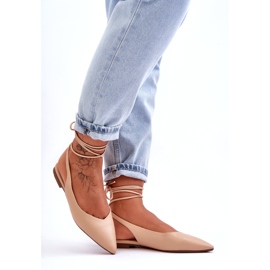 Ballerinas de desnudos empatadas en la fiesta ecológica de las mujeres beige 3