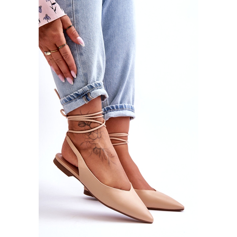 Ballerinas de desnudos empatadas en la fiesta ecológica de las mujeres beige 2