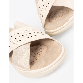 Flip beige ligeros en la plataforma 1 Flip beige ligeros en la plataforma 1