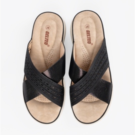 Zapatillas negras en la plataforma negro 2