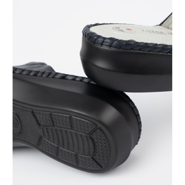 Zapatillas para mujeres con un inserto de cuero azul marino 2