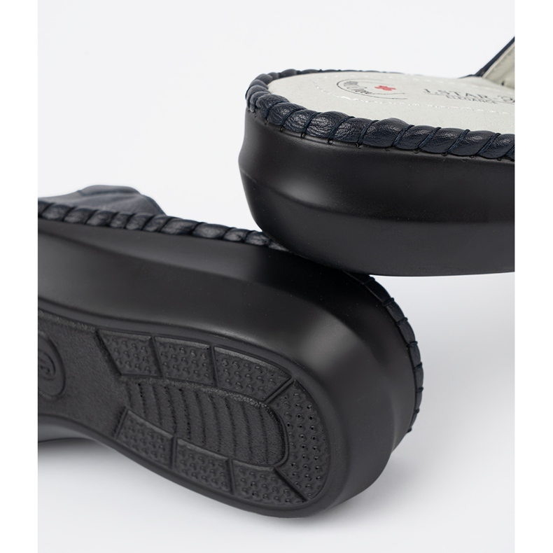 Zapatillas para mujeres con un inserto de cuero azul marino 2