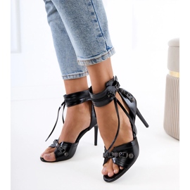 Sandalias negras en un alfiler con decoraciones negro 4