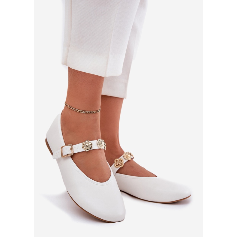 Bailarinas femeninas con cinturón y alfileres dorados blancos 1 Bailarinas femeninas con cinturón y alfileres dorados blancos 1