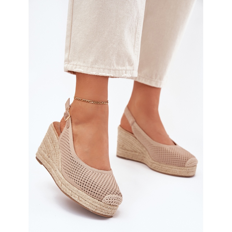 Sandalias para mujeres para cuña con una trenza oscura beige 2 Sandalias para mujeres para cuña con una trenza oscura beige 2