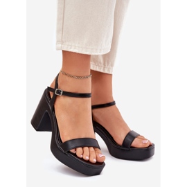 Sandalias de cuero ecológica en el pilar negro 1