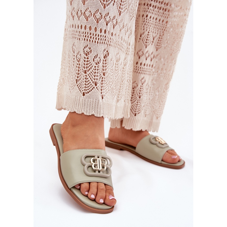 Flip Flip Flip Flip Flip con un detalle verde decorativo 2 Flip Flip Flip Flip Flip con un detalle verde decorativo 2