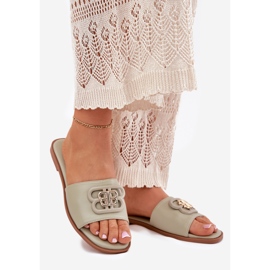 Flip Flip Flip Flip Flip con un detalle verde decorativo 1 Flip Flip Flip Flip Flip con un detalle verde decorativo 1