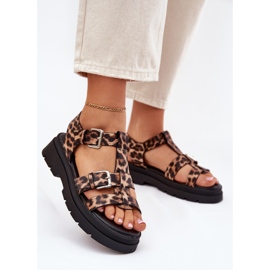 Sandalias de cuero ecológica para mujeres con abrazaderas de hebilla de leopardo beige 2