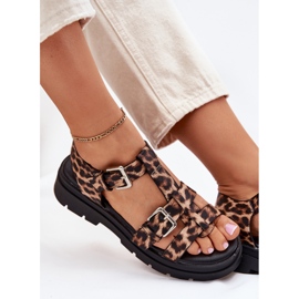 Sandalias de cuero ecológica para mujeres con abrazaderas de hebilla de leopardo beige 8