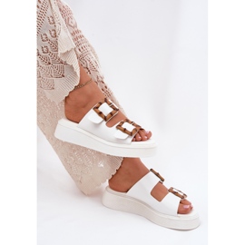 Zapatillas para mujeres de cuero ecológica en la plataforma con hebillas blancas blanco 6