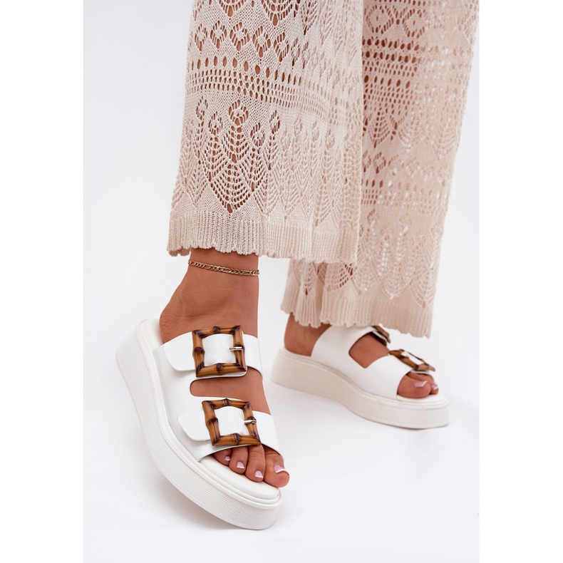 Zapatillas para mujeres de cuero ecológica en la plataforma con hebillas blancas blanco 2 Zapatillas para mujeres de cuero ecológica en la plataforma con hebillas blancas blanco 2