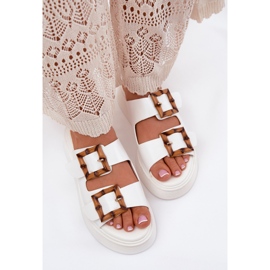 Zapatillas para mujeres de cuero ecológica en la plataforma con hebillas blancas blanco 5