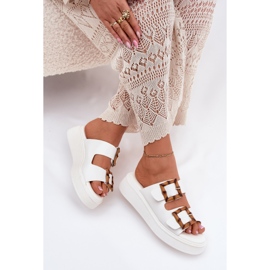 Zapatillas para mujeres de cuero ecológica en la plataforma con hebillas blancas blanco 7