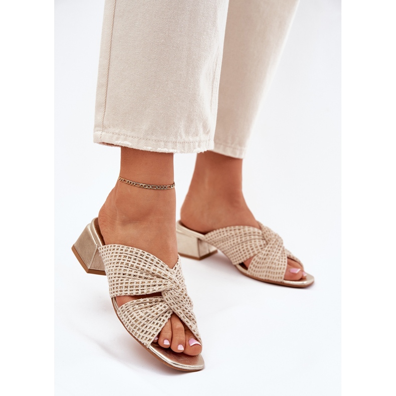 Zapatillas para mujeres en el bloque Maciejka 06955-25 Beige-Gold 2