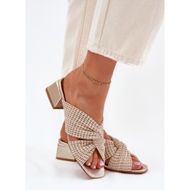 Zapatillas para mujeres en el bloque Maciejka 06955-25 Beige-Gold 6