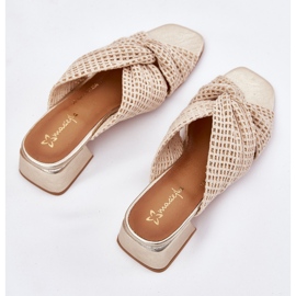 Zapatillas para mujeres en el bloque Maciejka 06955-25 Beige-Gold 9