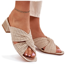 Zapatillas para mujeres en el bloque Maciejka 06955-25 Beige-Gold 10