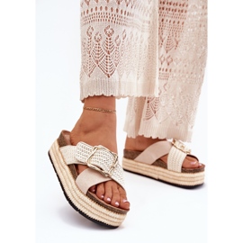 Zapatillas para mujeres en la plataforma con trenza y la abrazadera dorada beige 2