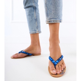 Chanclas azules decoradas con guijarros 1